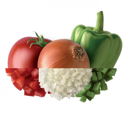 Composición visual de un tomate rojo, una cebolla y un pimiento verde sobre fondo blanco. La mitad superior muestra las verduras enteras, mientras que la mitad inferior muestra cada una de ellas picada en trozos pequeños, listos para un sofrito.