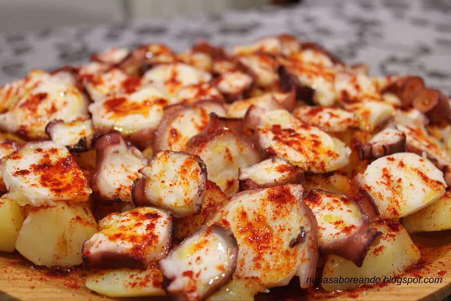 Plato tradicional de pulpo a la gallega (pulpo a feira) servido sobre una base de patatas cocidas, aderezado con aceite de oliva y pimentón.